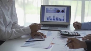 Yeni nesil iş adamlarıyla tanışma ofiste, kadınlar ve erkekler. Finansal belgelerle takım halinde çalışan ofis çalışanları ve 4K toplantı masasında yeni bir proje planlıyorlar.