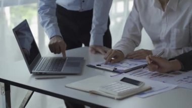 Yeni nesil iş adamlarıyla tanışma ofiste, kadınlar ve erkekler. Finansal belgelerle takım halinde çalışan ofis çalışanları ve 4K toplantı masasında yeni bir proje planlıyorlar.