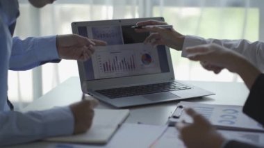 Yeni nesil iş adamlarıyla tanışma ofiste, kadınlar ve erkekler. Finansal belgelerle takım halinde çalışan ofis çalışanları ve 4K toplantı masasında yeni bir proje planlıyorlar.