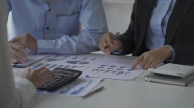 Yeni nesil iş adamlarıyla tanışma ofiste, kadınlar ve erkekler. Finansal belgelerle takım halinde çalışan ofis çalışanları ve 4K toplantı masasında yeni bir proje planlıyorlar.