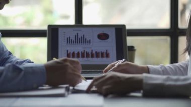 Yeni nesil iş adamlarıyla tanışma ofiste, kadınlar ve erkekler. Finansal belgelerle takım halinde çalışan ofis çalışanları ve 4K toplantı masasında yeni bir proje planlıyorlar.