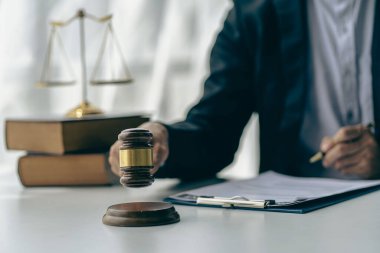 Yargıcın Çekici, Adalet Ölçekleri, Hukuk Kaplanları, Avukatın konsepti, davaları kazanmak veya en iyi yasal çıkarı elde etmek için müşterileri korumak..