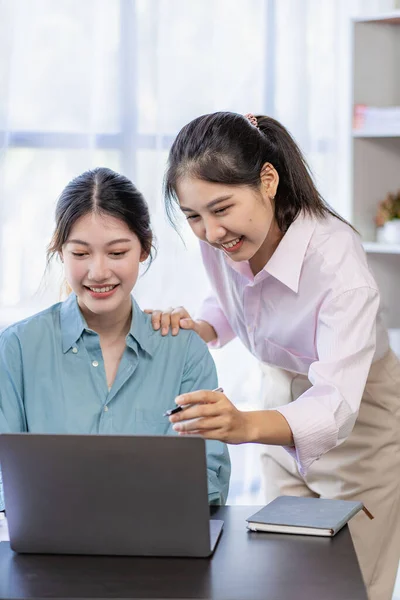 Två Unga Asiatiska Kvinnor Diskuterar Konceptet Med Ett Nytt Uppstartsprojekt — Stockfoto