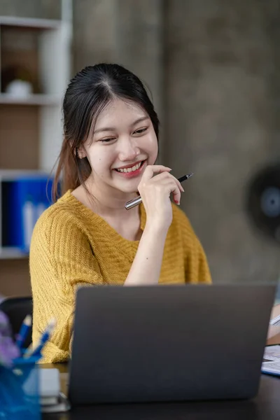 Mulher Asiática Atraente Alegrando Com Seu Sucesso Usando Laptop Para — Fotografia de Stock