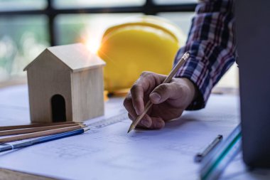 Mühendislerin iş yerinde plan ve ölçüm çizimlerine yakından bakmak. Mimarlar tasarım, çalışma, çizim, eskiz ve model mimari yapı.