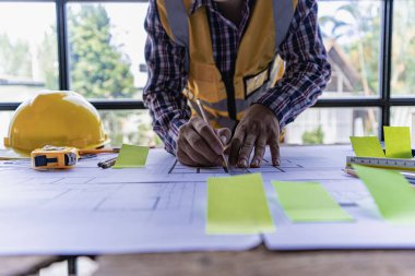 Mühendislerin iş yerinde plan ve ölçüm çizimlerine yakından bakmak. Mimarlar tasarım, çalışma, çizim, eskiz ve model mimari yapı.