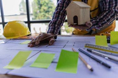 Mühendislerin iş yerinde plan ve ölçüm çizimlerine yakından bakmak. Mimarlar tasarım, çalışma, çizim, eskiz ve model mimari yapı.