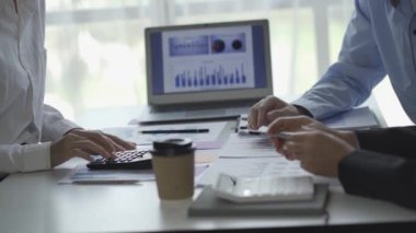 Finansal analiz ekibi genç Asyalı işadamı iş odaklı toplantılarda satış verilerini ekibe sunuyor. Yaratıcı iş ekibi ofiste birlikte oturuyor.