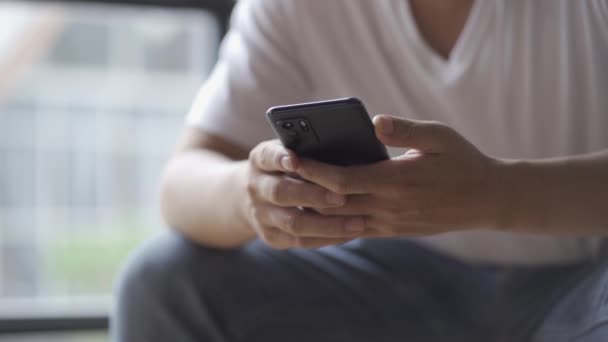 Hombre Jugando Teléfono Mensajes Texto Navegar Por Internet Web — Vídeos de Stock