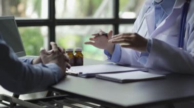 Hastane sağlık hizmetlerindeki hastalar sağlık hizmetleri uzmanları erkeklerle sağlık sonuçları hakkında konuşur ve tartışır.