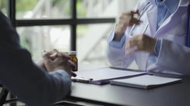Hastane sağlık hizmetlerindeki hastalar sağlık hizmetleri uzmanları erkeklerle sağlık sonuçları hakkında konuşur ve tartışır.