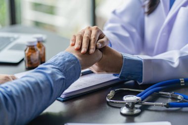 Profesyonel bir psikoloğun sağlık hizmeti kavramları. Psikoterapide danışmanlık ya da teşhis konusunda danışmanlık. Kadın bir doktor masaya oturur ve hastayla konuşur..