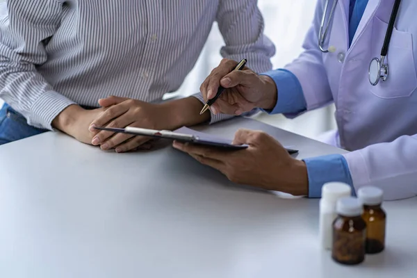 Profesyonel bir psikoloğun sağlık hizmeti kavramları. Psikoterapide danışmanlık ya da teşhis konusunda danışmanlık. Kadın bir doktor masaya oturur ve hastayla konuşur..