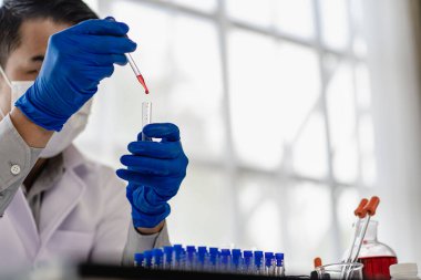 Araştırma Konsepti bilim adamları bir kimya laboratuvarında virüs verilerini analiz etmek için tüp bebek kimyasalları üzerinde deney yaptılar..