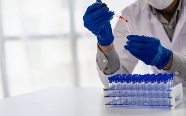 Araştırma Konsepti bilim adamları bir kimya laboratuvarında virüs verilerini analiz etmek için tüp bebek kimyasalları üzerinde deney yaptılar..