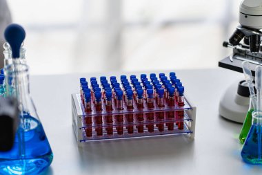 Mikroskop ile tıbbi ekipman laboratuvarı kan testi