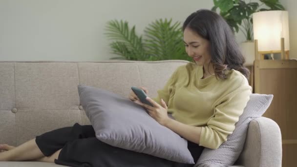 Žena Sedí Pohovce Píše Přes Sociální Sítě Svém Chytrém Telefonu — Stock video