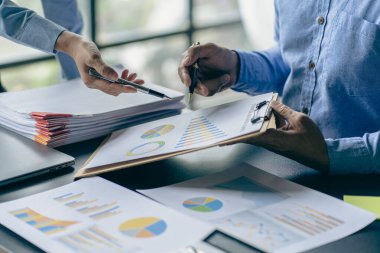 Finans müdürü şirketin büyüme projesinin başarısını tartışmak için toplandı. Ekonomik İstatistikler Ofiste Mali Belgeler ve Bilgisayarla Stratejik Planlar İçin Başlıyor