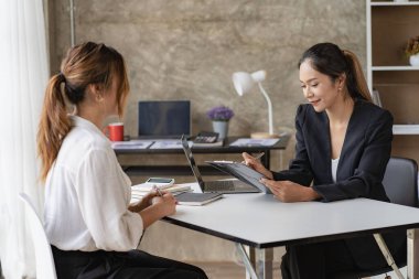 Açık pozisyon için başvuran stajyerler ya da stajyerler İnsan Kaynakları Müdürü istihdam konseptiyle görüşür