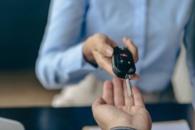 Araba satış sözleşmesinin kira sözleşmesini imzaladıktan sonra arabanın anahtarlarını yeni sahibine ver..