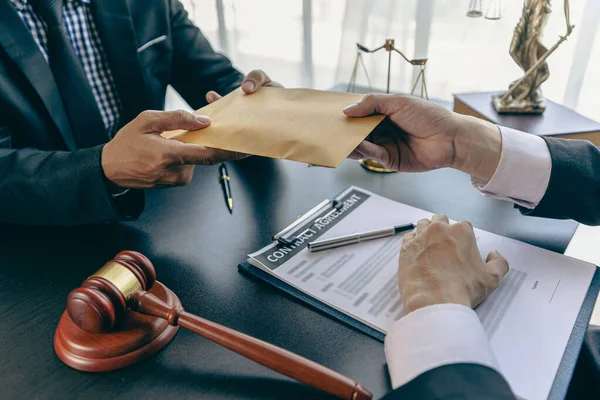Een Advocaat Officier Accepteert Steekpenningen Van Cliënten Rechtszaal Het Aannemen — Stockfoto