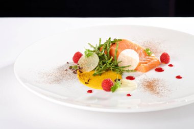 Aperatif yemek, sebzeli taze somon filetosu.