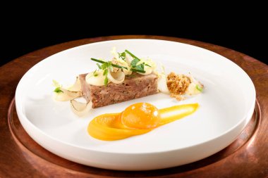 Biftek ve yumurtalı aperatif.