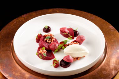 Güzel yemek tatlısı, pancar kökü, vişneli Parfe, dondurma, beyaz çikolatalı mus ve baharatlar.