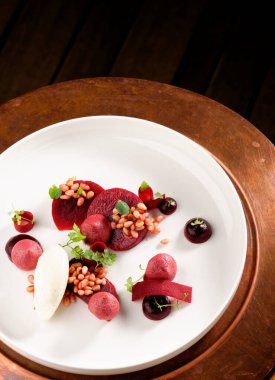 Güzel yemek tatlısı, pancar kökü, vişneli Parfe, dondurma, beyaz çikolatalı mus ve baharatlar.