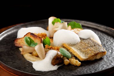 Fırında patates ve baharatlı deniz ürünleri.