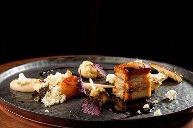 Taze ızgara domuz eti, patates püresi ve patlamış mısır.