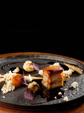 Taze ızgara domuz eti, patates püresi ve patlamış mısır.