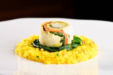 Lezzetli sağlıklı balık fileto pilav ve ıspanak.