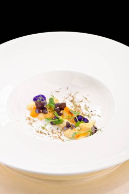 Karides ve trüf mantarlı aperatif.