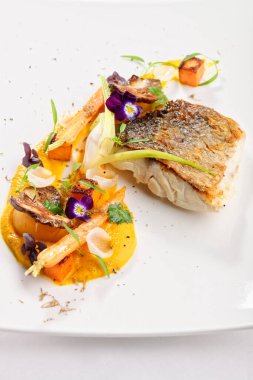 İyi yemek, sebzeli ve baharatlı balık filetosu. 