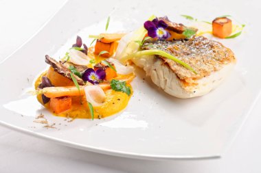 İyi yemek, sebzeli ve baharatlı balık filetosu. 