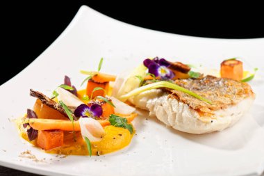 İyi yemek, sebzeli ve baharatlı balık filetosu. 