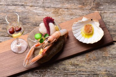 Ahtapot ve Scallop ile taze Scampi