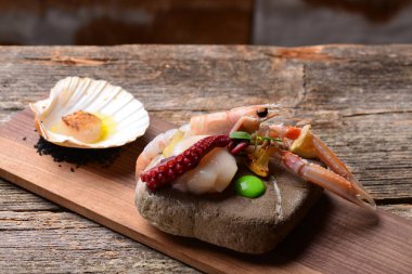 Ahtapot ve Scallop ile taze Scampi