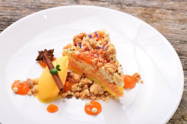 Karamelli balkabaklı cheesecake ve ev yapımı dondurma.