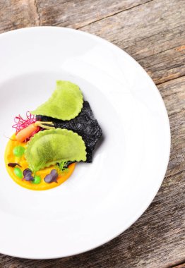 Güzel yemek, balkabağı soslu ravioli.