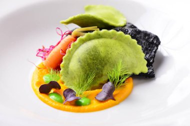 Güzel yemek, balkabağı soslu ravioli.