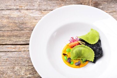 Güzel yemek, balkabağı soslu ravioli.