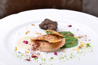 taze İtalyan ravyoli pasta dilimlerini siyah truffle ile yaptı