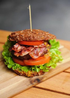 Ev yapımı et burgeri ve çıtır domuz pastırması.