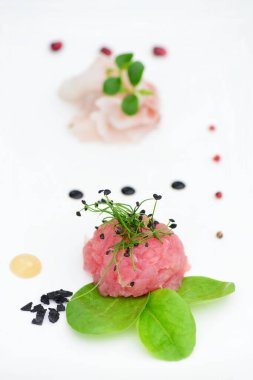 Taze salata ve limon dilimli ton balıklı tartar.