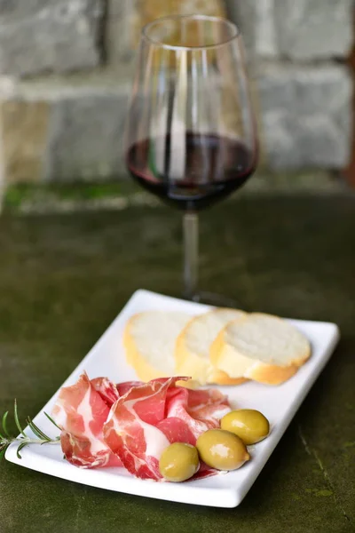 Prosciutto Bir Bardak Kırmızı Şarap — Stok fotoğraf