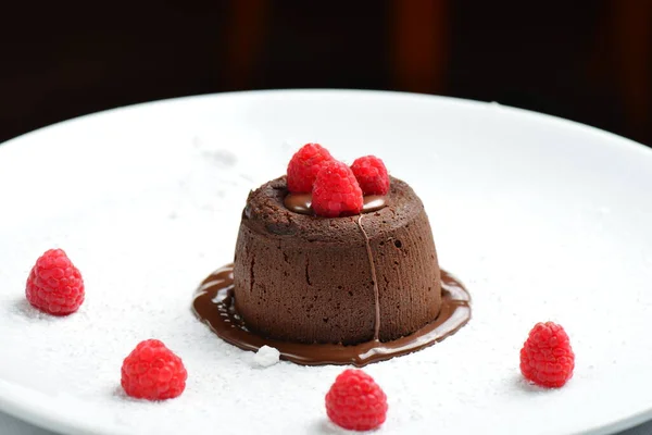 Soufflé Chocolate Caliente Francés Con Frambuesas — Foto de Stock