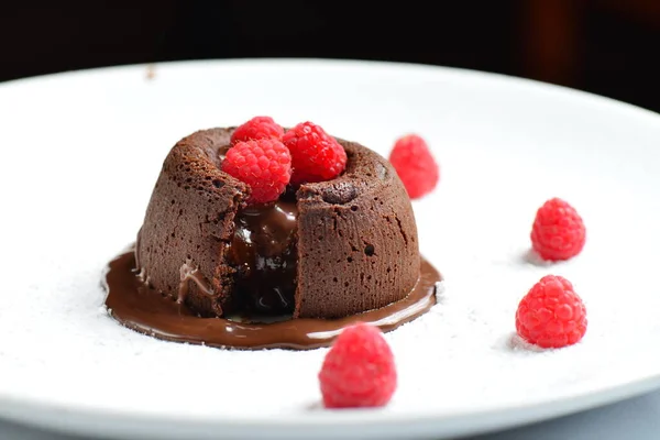 Soufflé Chocolate Caliente Francés Con Frambuesas —  Fotos de Stock