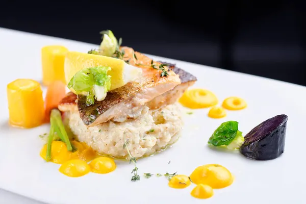 Finmiddag Fiskfilé Panerad Örter Och Krydda Grönsaksrisotto — Stockfoto